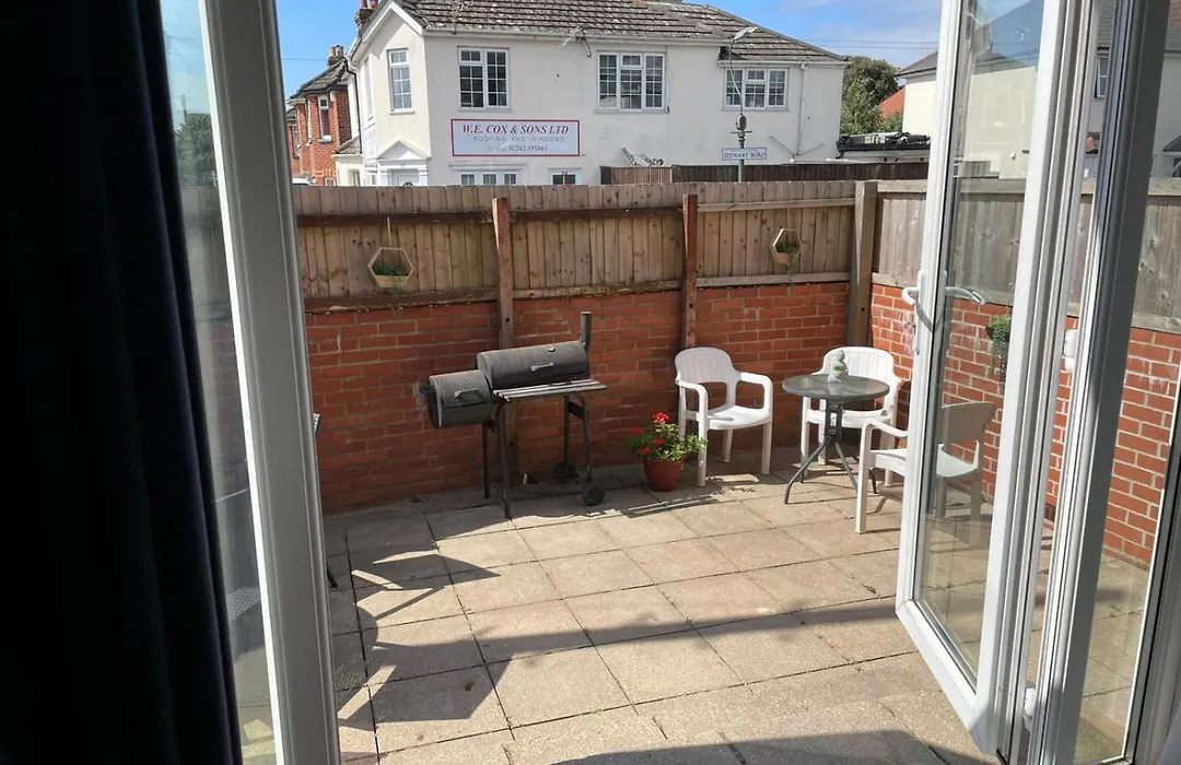 Spacious Bournemouth Home With Bbq, Outdoor Seating & Large Tv-1