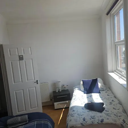 Spacious Bournemouth Home With Bbq, Outdoor Seating & Large Tv-2