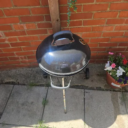 Spacious Bournemouth Home With Bbq, Outdoor Seating & Large Tv-3
